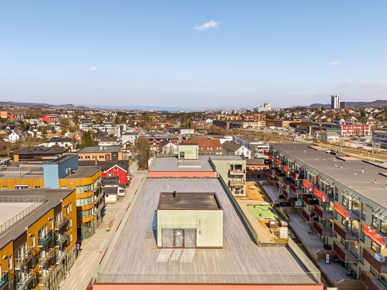 Både takterrassen og hagen nås enkelt ved bruk av heis i bygget. Takterrassen har gode sol- og utsiktsforhold. Galleribilde