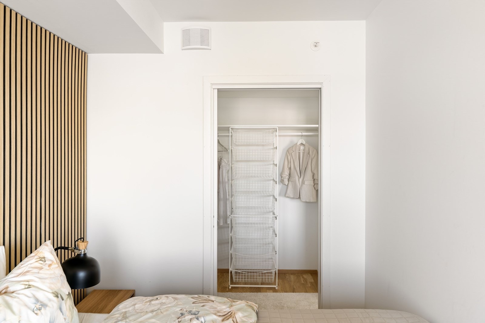 Rommet har i tillegg et eget walk-in-closet. Galleribilde