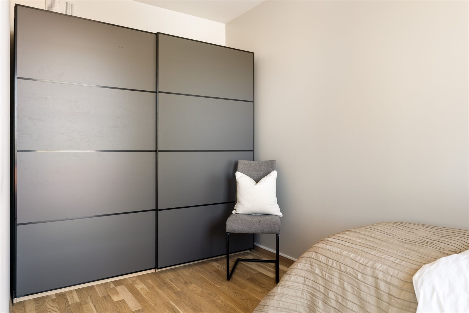 Dette er på 9 kvm og det er etablert en praktisk skyvedørsgarderobe med gode oppbevaringsmuligheter her. Galleribilde