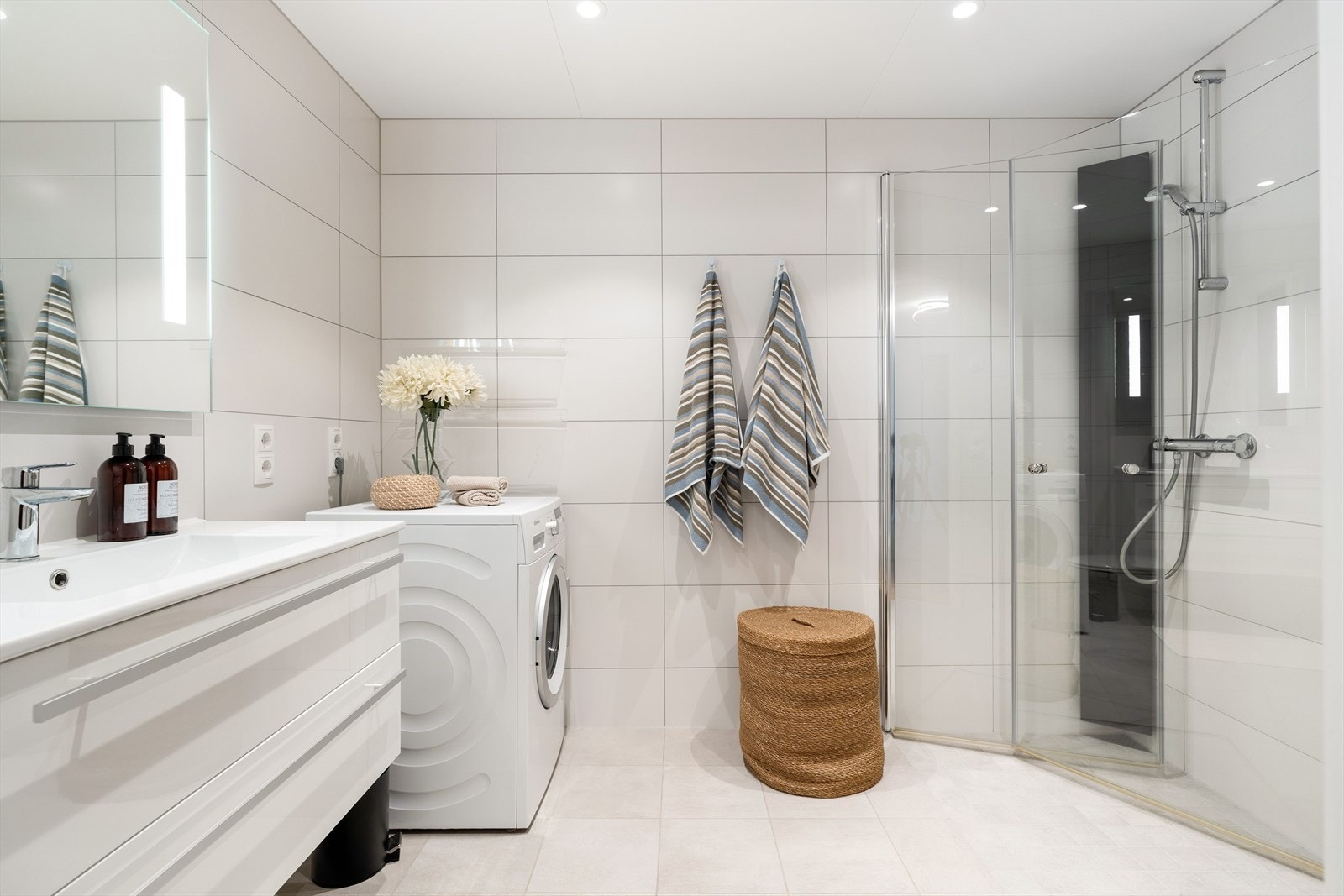 Badet er på ca. 5,5 kvm og gir en romslig følelse med innfellbare dusjdører, innebygget sisterne og vegghengt klosett. Galleribilde