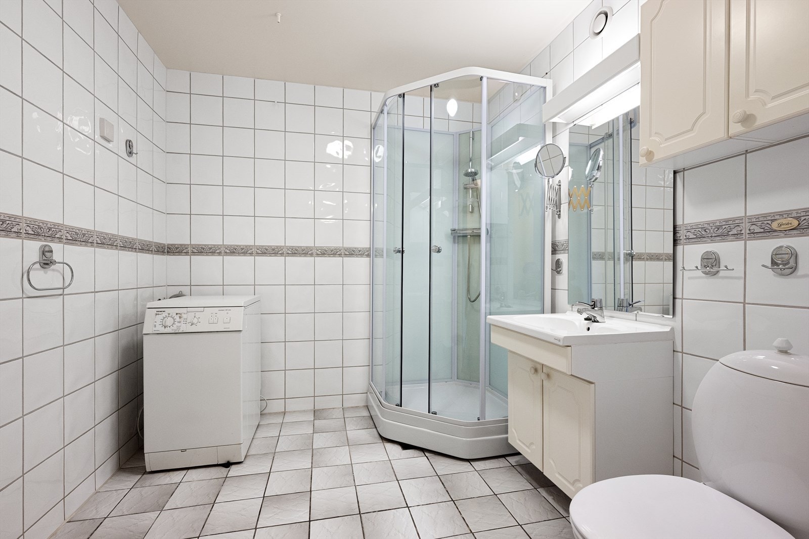 Badet er utstyrt med dusjkabinett og har varmekabler i gulvet for økt komfort. Galleribilde