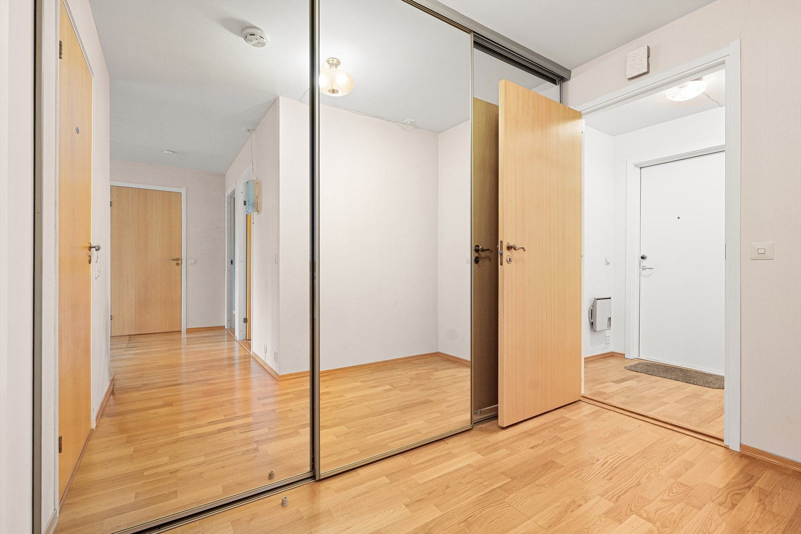 I gangen er det en stor skyvedørsgarderobe med speilfronter, som gir gode oppbevaringsmuligheter og en økt romfølelse. Galleribilde
