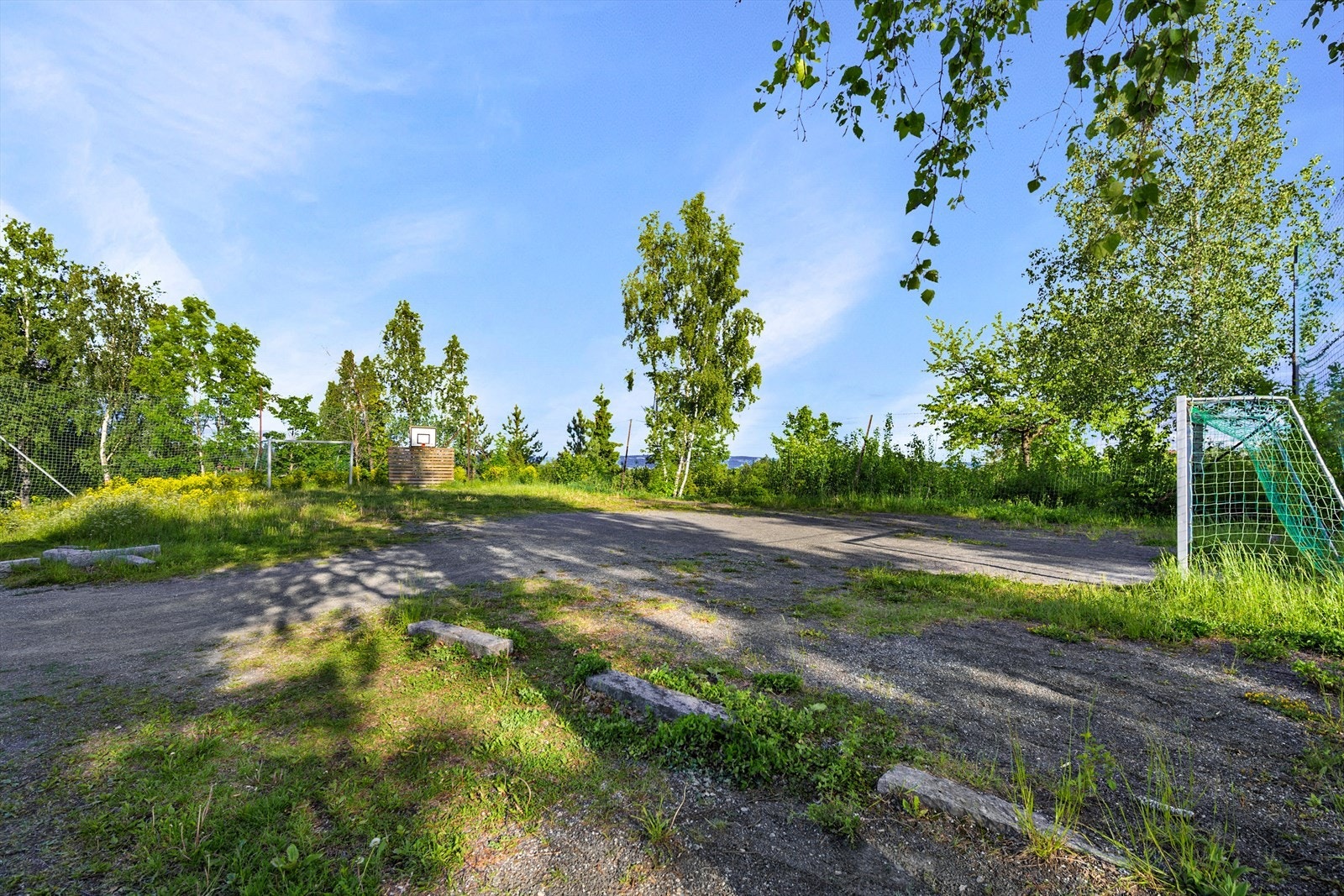 Nærområdet byr på flotte aktivitetsmuligheter, som ballplassen som er en del av fellesarealet i sameiet. Galleribilde