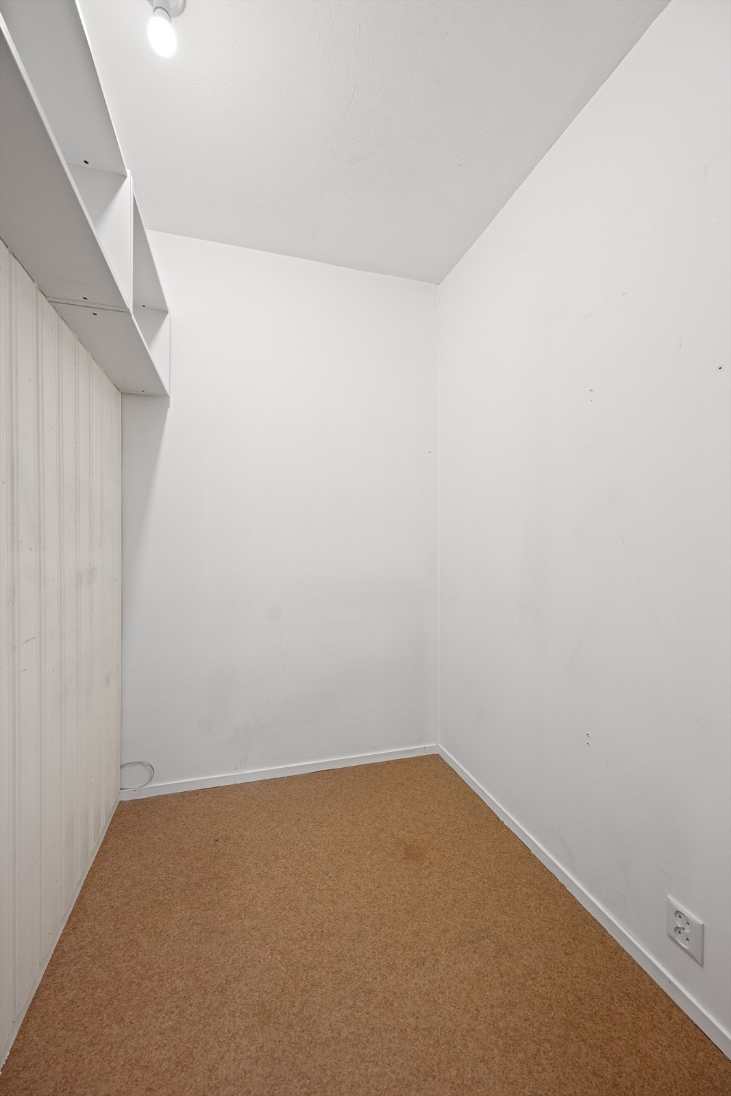En praktisk innvendig bod gir ekstra lagringsmuligheter. I tillegg medfølger en bod på 8 m² i kjelleren. Galleribilde