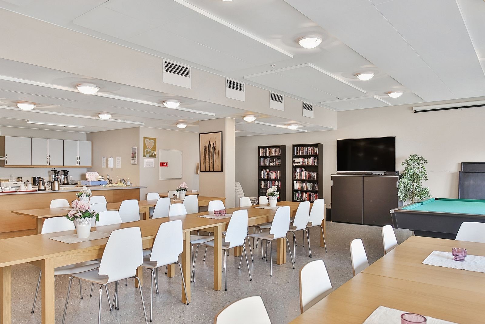 Areal til leie for private arrangement, ypperlig for bursdag, konfirmasjoner etc. Extra-lokalet kan fritt benyttes av beboerne når det ikke er utleid. Galleribilde