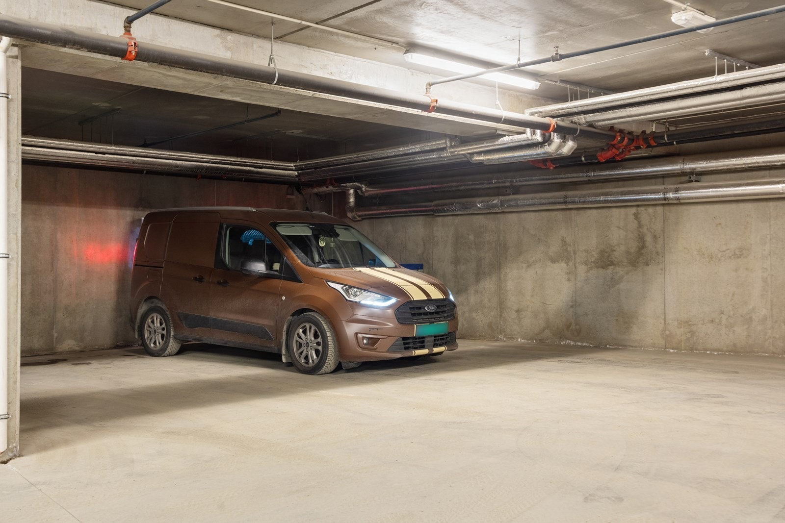 Det medfølger to parkeringsplasser (ved hverandre / 4,7 meter bredde) i felles parkeringskjeller. Den ene med el-billader og den andre med 230v strømuttak, samt en sportsbod på 4,8 m² med strømuttak. Galleribilde