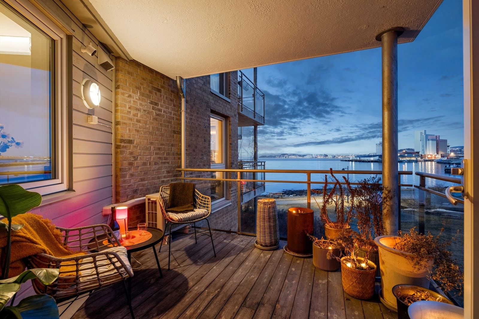 Her er det god plass til sittegruppe, og med glassrekkverket får du en uhindret utsikt. Balkongen er et fint uterom som kan nytes i godværsdager og lune kvelder. Sol fra soloppgang til sen ettermiddag. Galleribilde