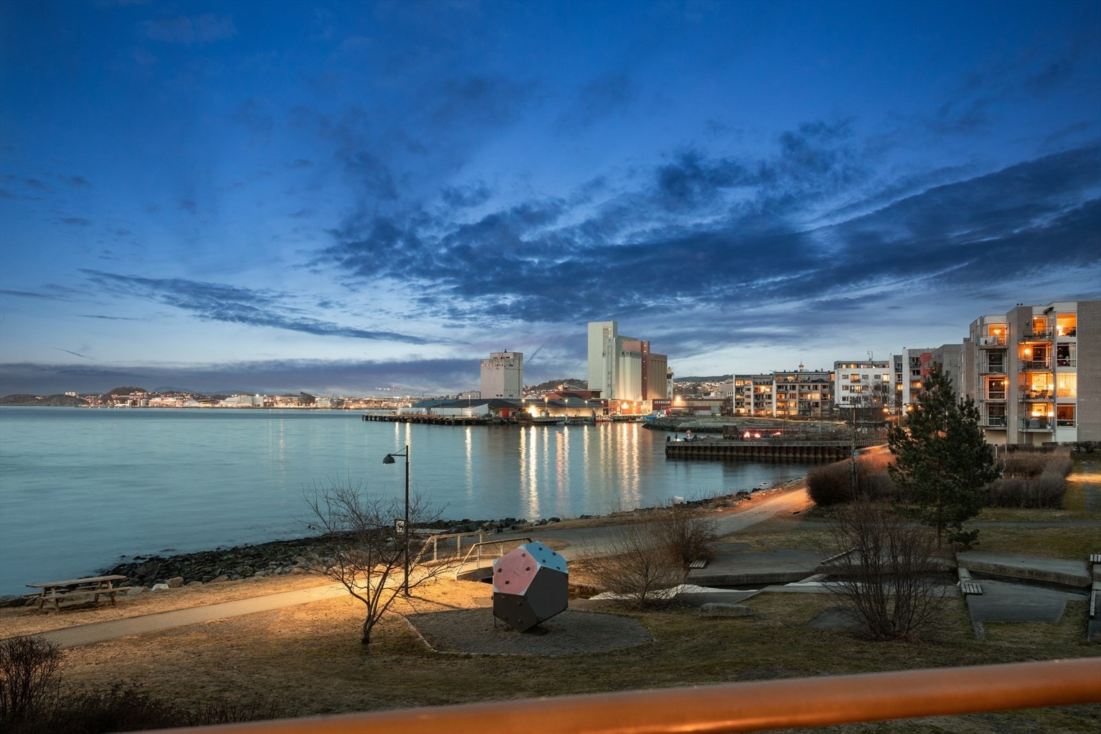 Ilsvika er et attraktivt område med gode solforhold og bademuligheter like utenfor døren. Det er gangavstand til Rema 1000, Coop Extra, restauranter og bussholdeplass. Galleribilde