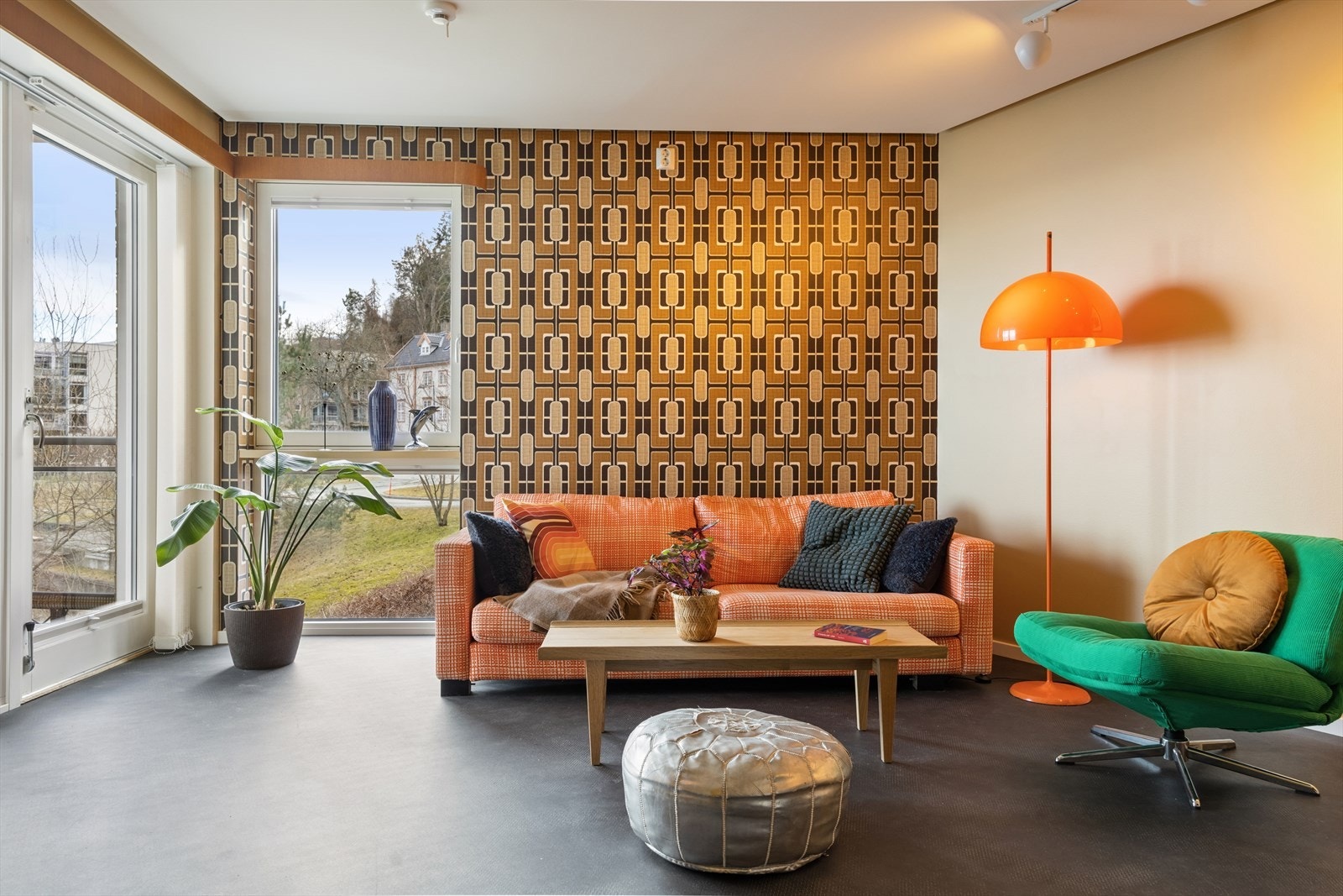 Store og gode vindusflater som sørger for rikelig med dagslys og utsikten mot fjorden. Galleribilde