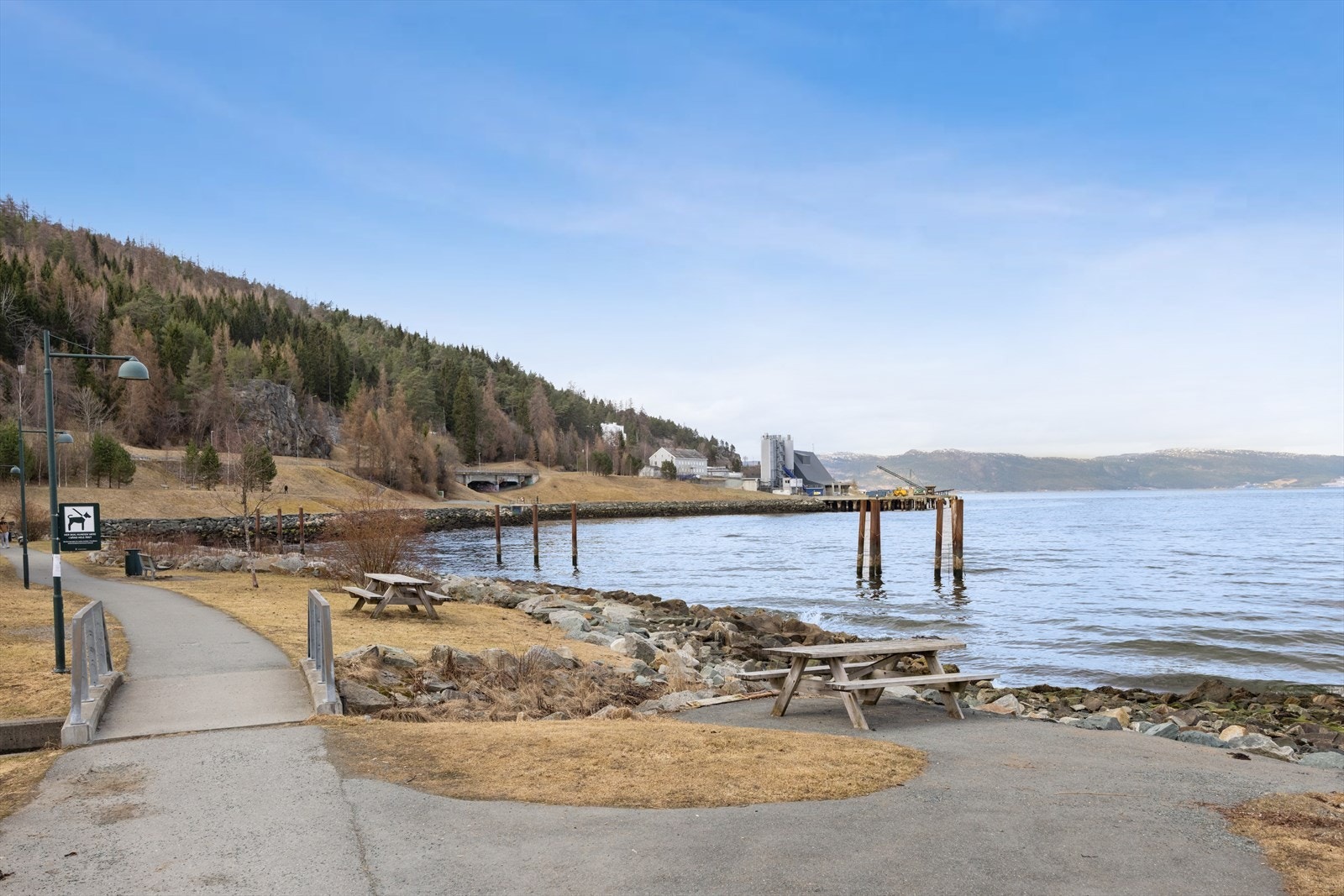 Sameiet har opparbeidet en badeplass i fjæra med permanent bord og sittebenker. Galleribilde