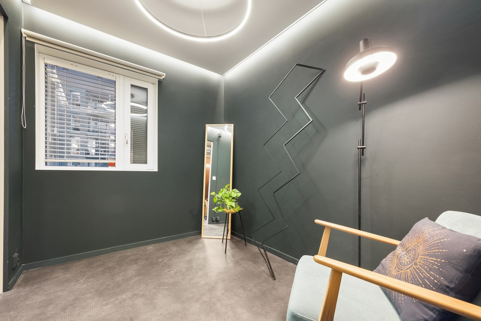 5 cm isolerende dyp himling med innfelt led-lys langs veggene i alle rom (unntatt entre/gang). Galleribilde