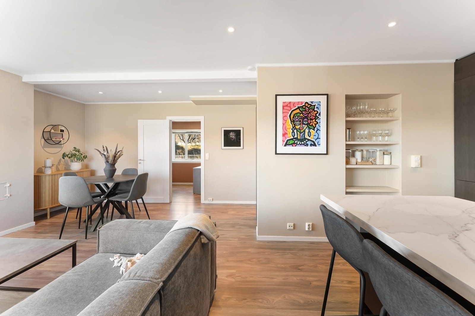 I 2025 ble leiligheten oppgradert med LED belysning. I stuen og på kjøkkenet er det justerbare LED downlights Galleribilde