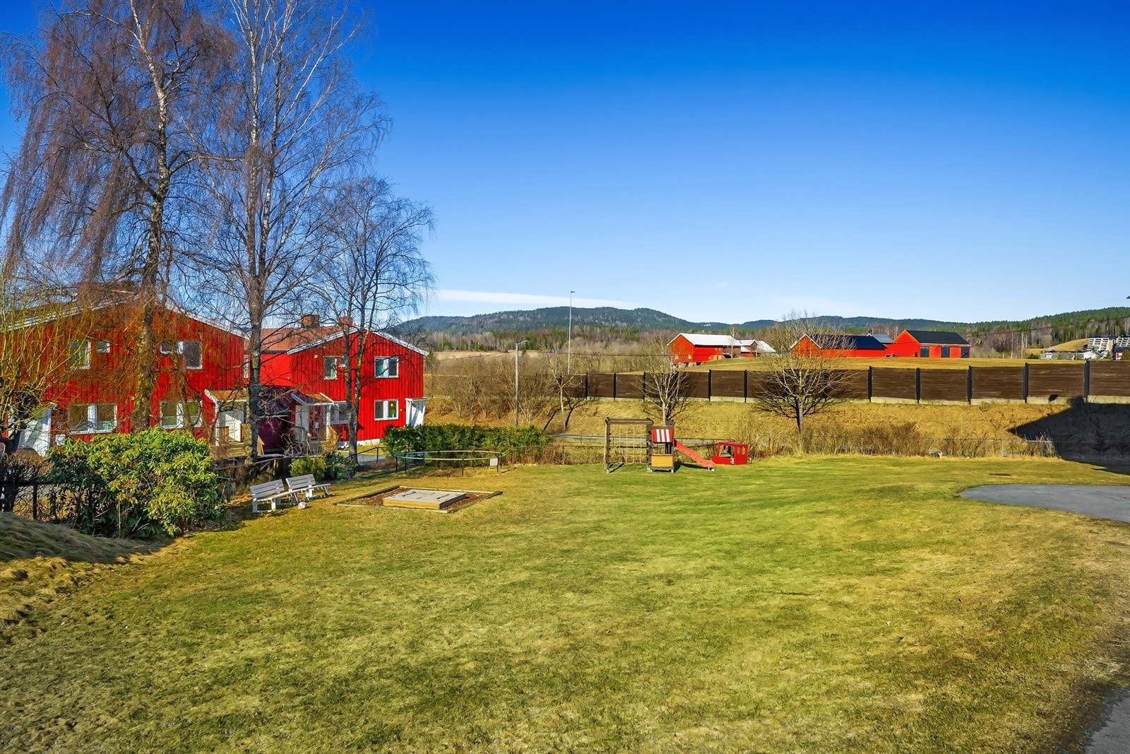 Gåavstand til Eiksmarka Tennisklubb med 6 baner. Golfentusiaster vil sette pris på nærheten til Haga Golfklubb (27 hull), Grini Golfklubb (9 hull) og Oslo Golfklubb ved Bogstad Galleribilde