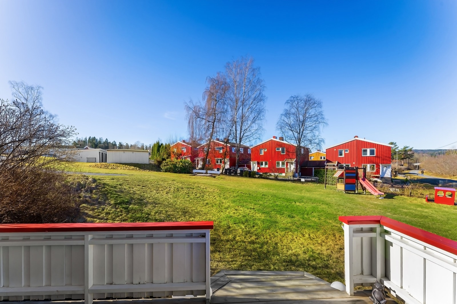 Her bor du med umiddelbar nærhet til flotte tur- og rekreasjonsmuligheter året rundt på Fossum/Bærumsmarka. Det er få minutters gåavstand til både t-bane, buss, skole- og barnehagetilbud samt både Østerås og Eiksmarka senter Galleribilde