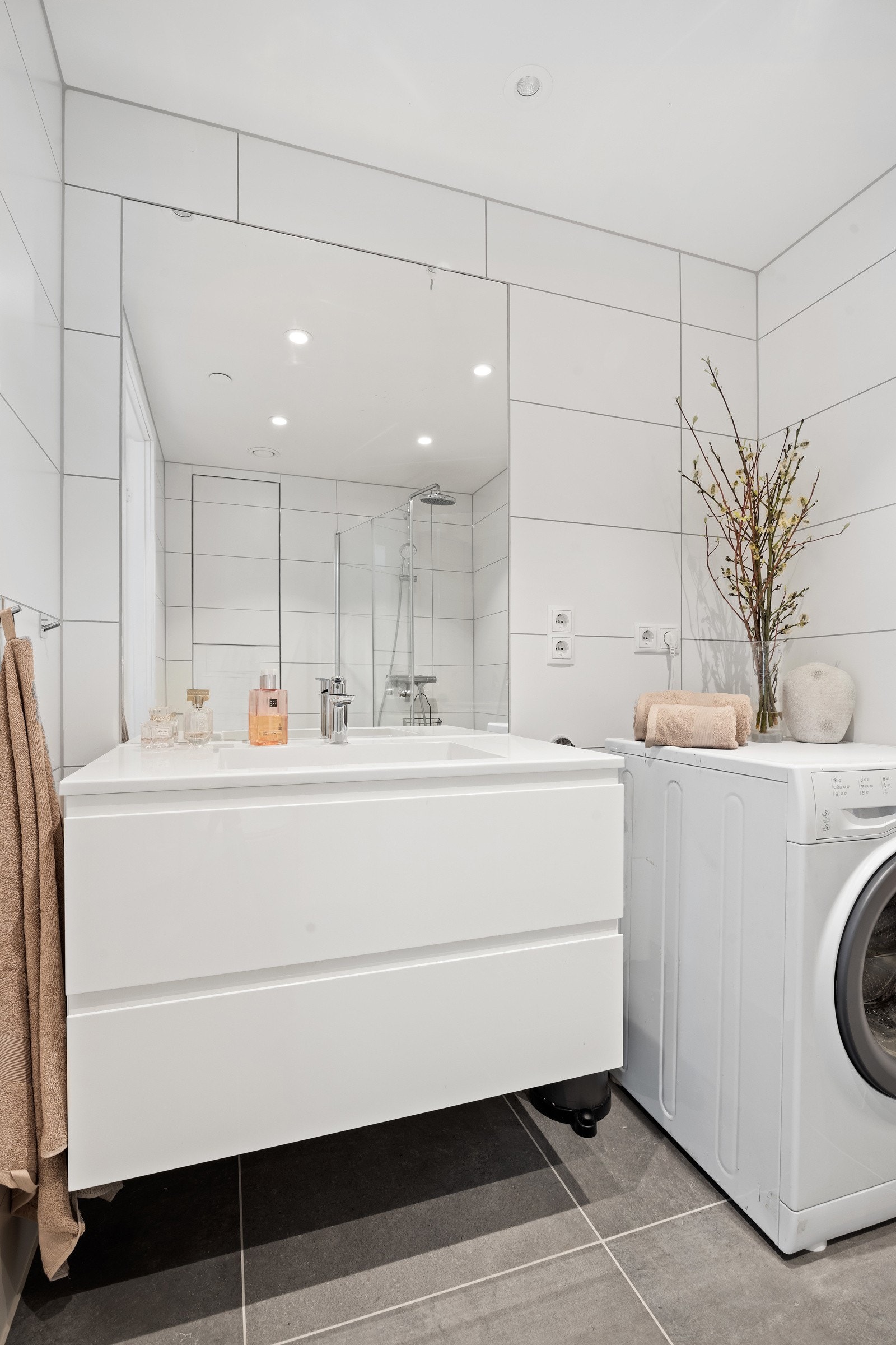 I badet er det opplegg for vaskemasking og tørketrommel. Galleribilde