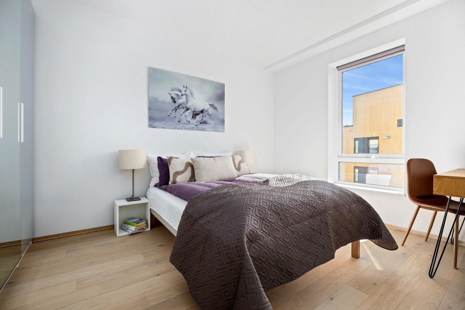 Lyst og romslig soverom. Galleribilde