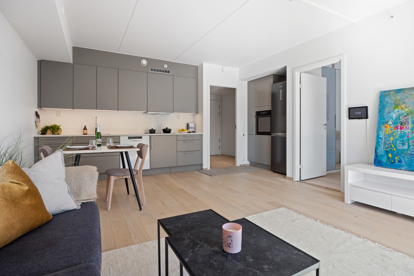 Kjøkkeninnredningen er fra HTH med slette lakkerte fronter og laminat benkeplate med nedfelt platetopp. Galleribilde