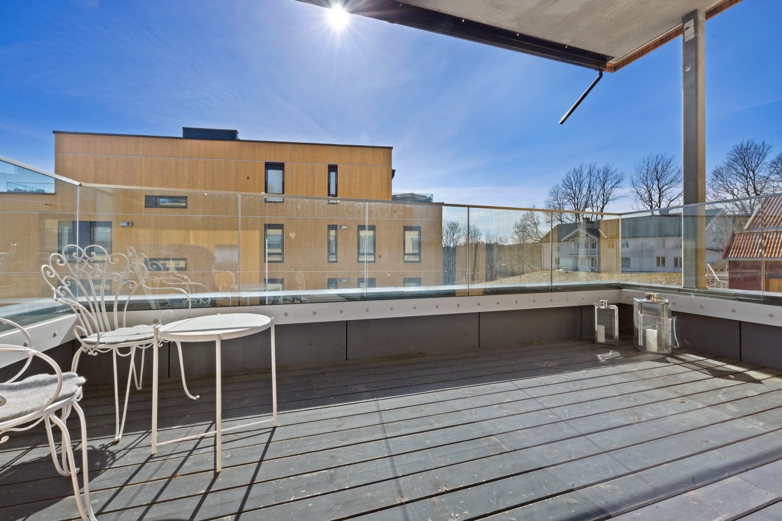 Balkongen er på ca. 10 kvm og har hyggelig utsyn mot fjorden og det gamle våningshuset på Nedre Bleiker Gård. Galleribilde