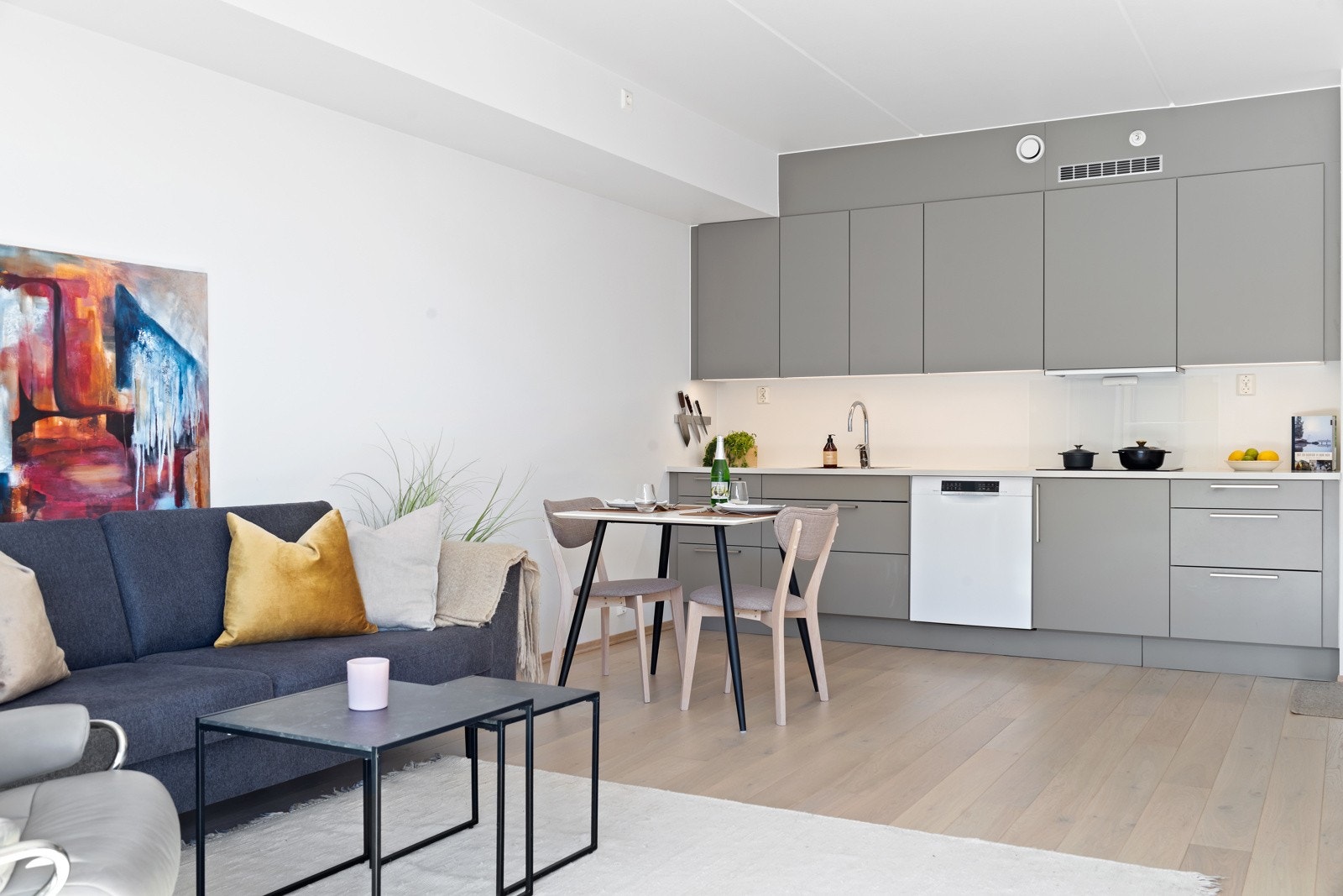 Åpen og hyggelig løsning med plass til både spisebord og sofagruppe. Galleribilde