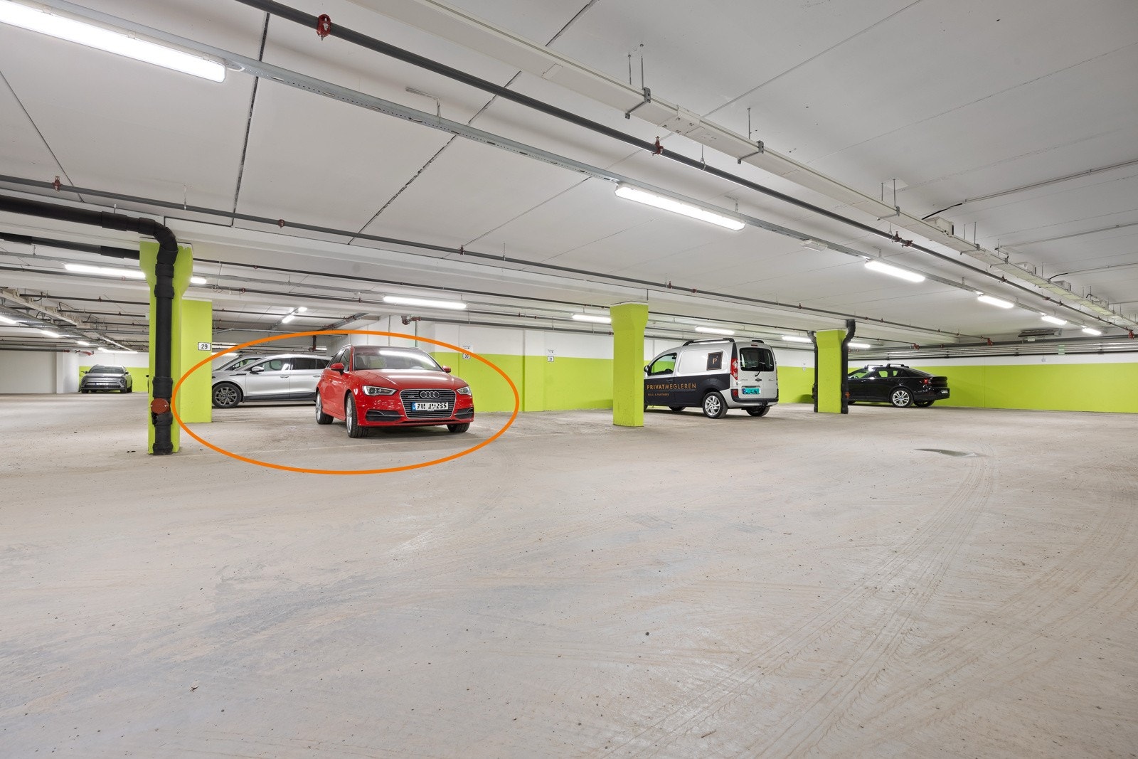 Det medfølger 1 p-plass i garasjeanlegget. Her er det også godt med gjesteparkeringsplasser. Galleribilde