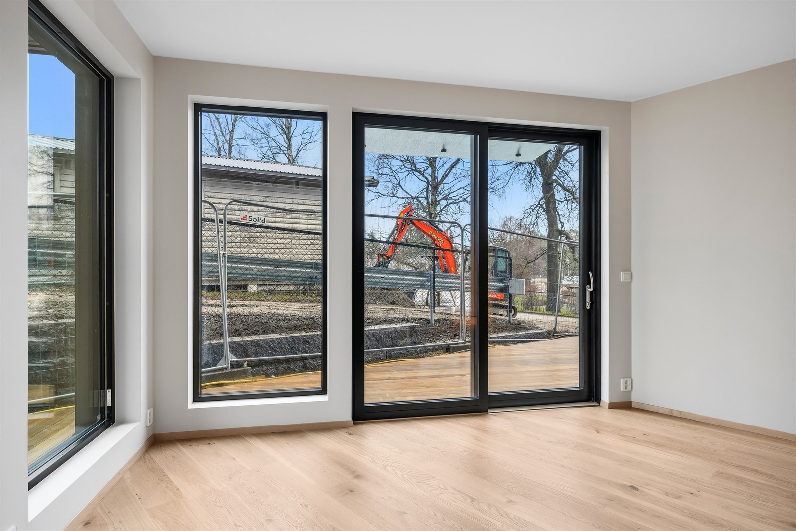 Store vindusflater gir godt med naturlig lys Galleribilde