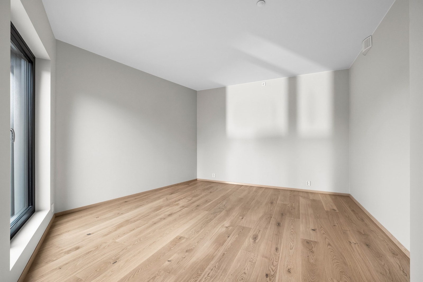 Hovedsoverom med plass til dobbeltseng og garderobe Galleribilde