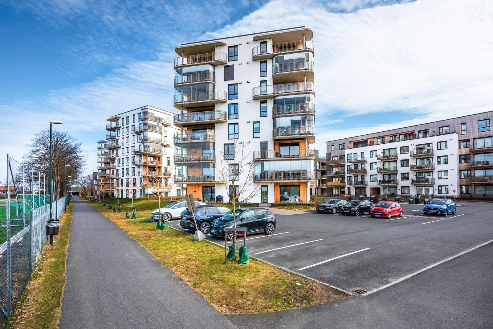 Det er godt med gjesteparkeringsplasser for sameiet. Galleribilde