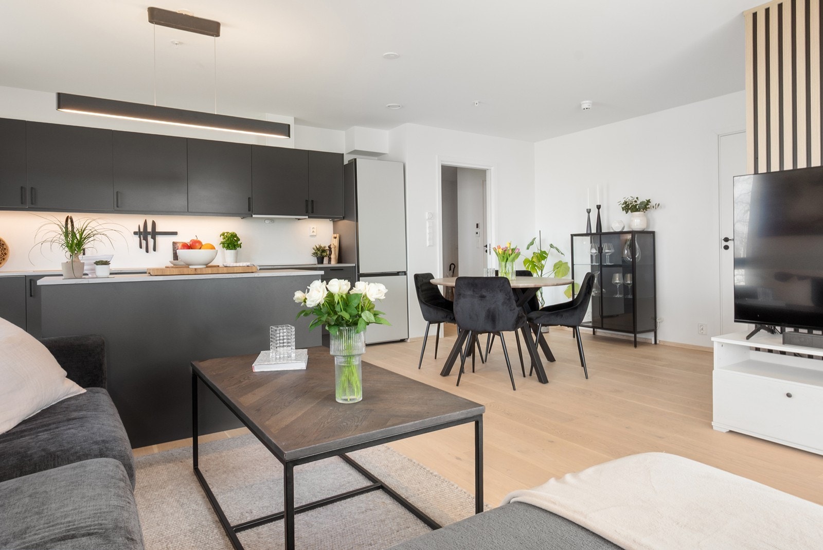 Vannbåren gulvvarme i alle rom sørger for jevn og behagelig oppvarming, mens balansert ventilasjon bidrar til et godt inneklima året rundt. Galleribilde