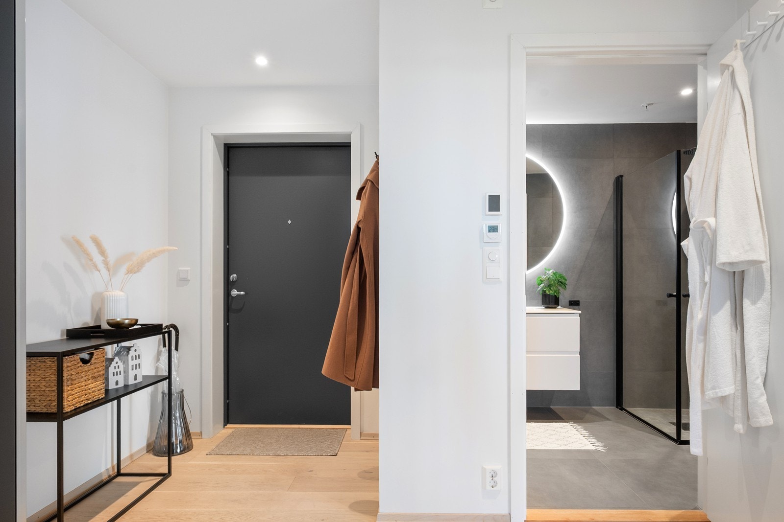 Vel inne møtes du av en moderne og gjennomført leilighet med god planløsning og tiltalende standard. Galleribilde
