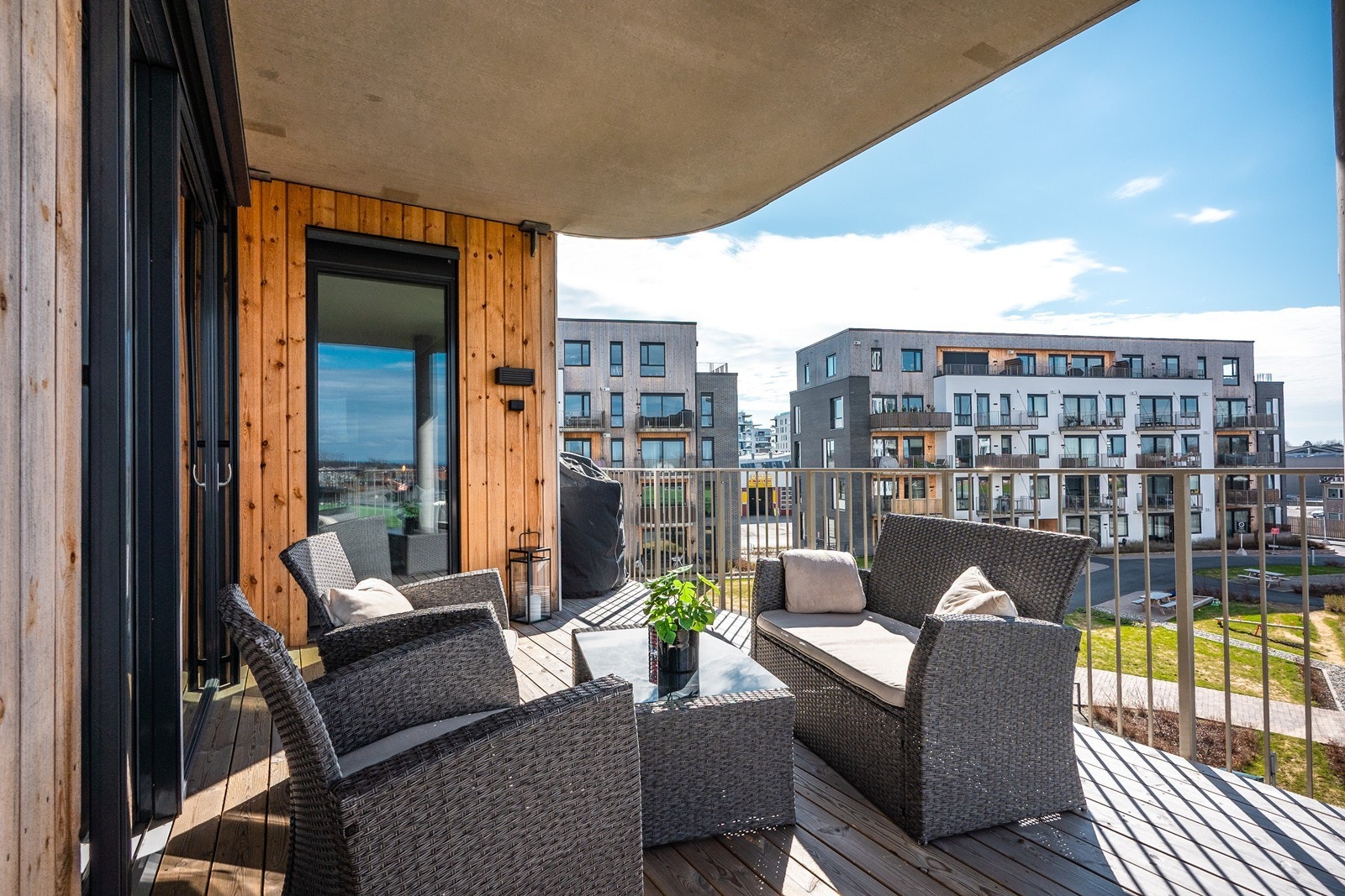 Plasseringen gir mulighet til å nyte sommerdager på veranda. Galleribilde
