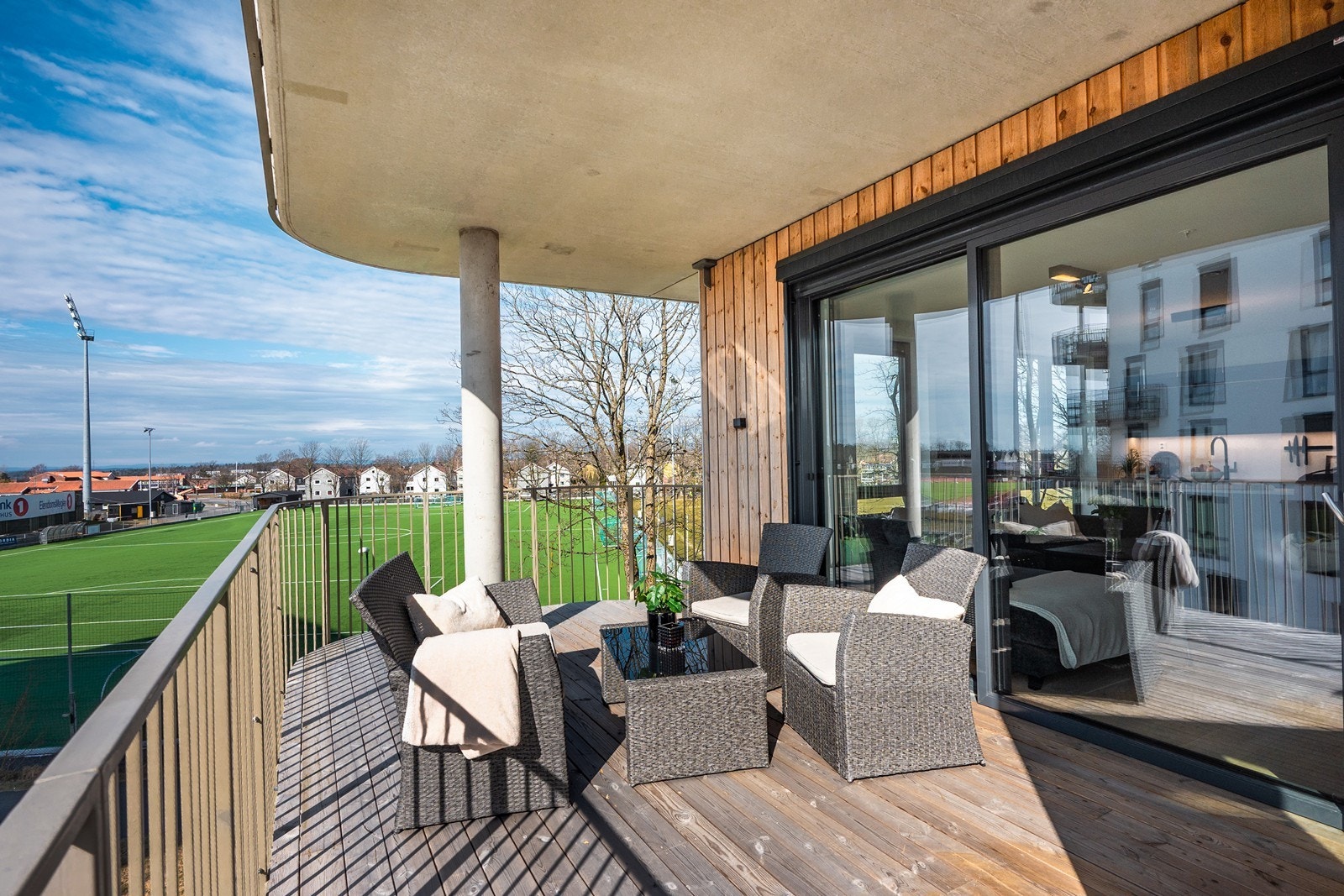 Verandaen byr på gode solforhold hele dagen, med hyggelig utsyn mot fellesarealer og Melløs stadion. Galleribilde