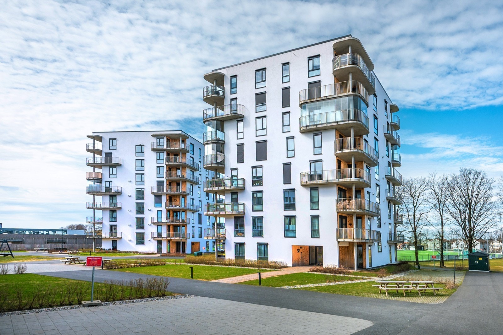 Sameiets fellesområder er pent opparbeidet med grønn gressplen, asfalterte stikkveier, utelys, sittebenker og div. beplantning. Galleribilde