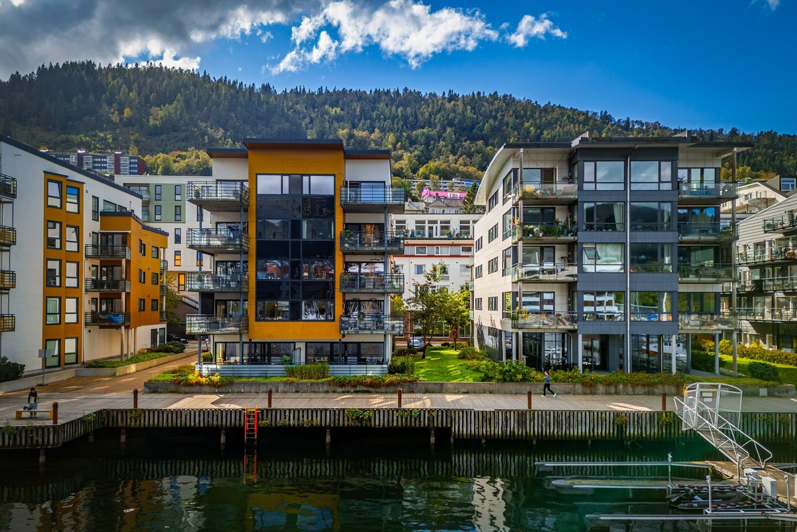 Det er en egen opplevelse å kunne bo i moderne leilighet, bare få minutter fra Bergens kjerne- og likevel kunne spasere fra leiligheten ned til et maritimt miljø med havnepromenade, båtbrygge og duften av sjø. Galleribilde