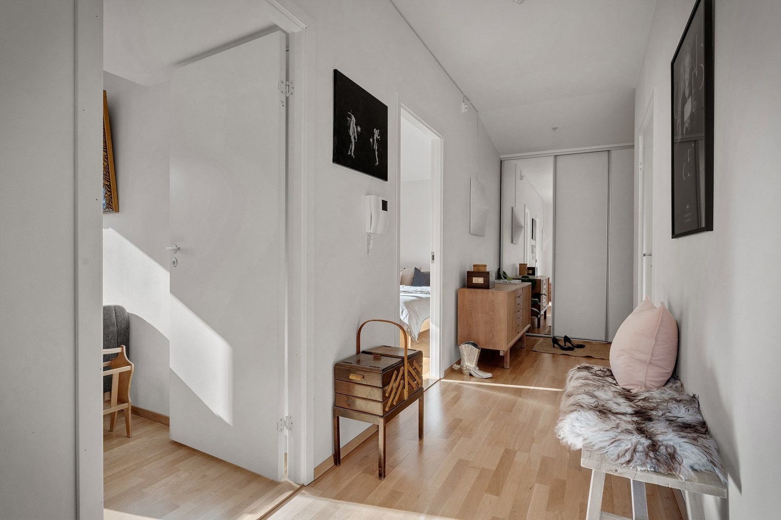 Gangen forgrener seg til de fleste rom i leiligheten. Galleribilde