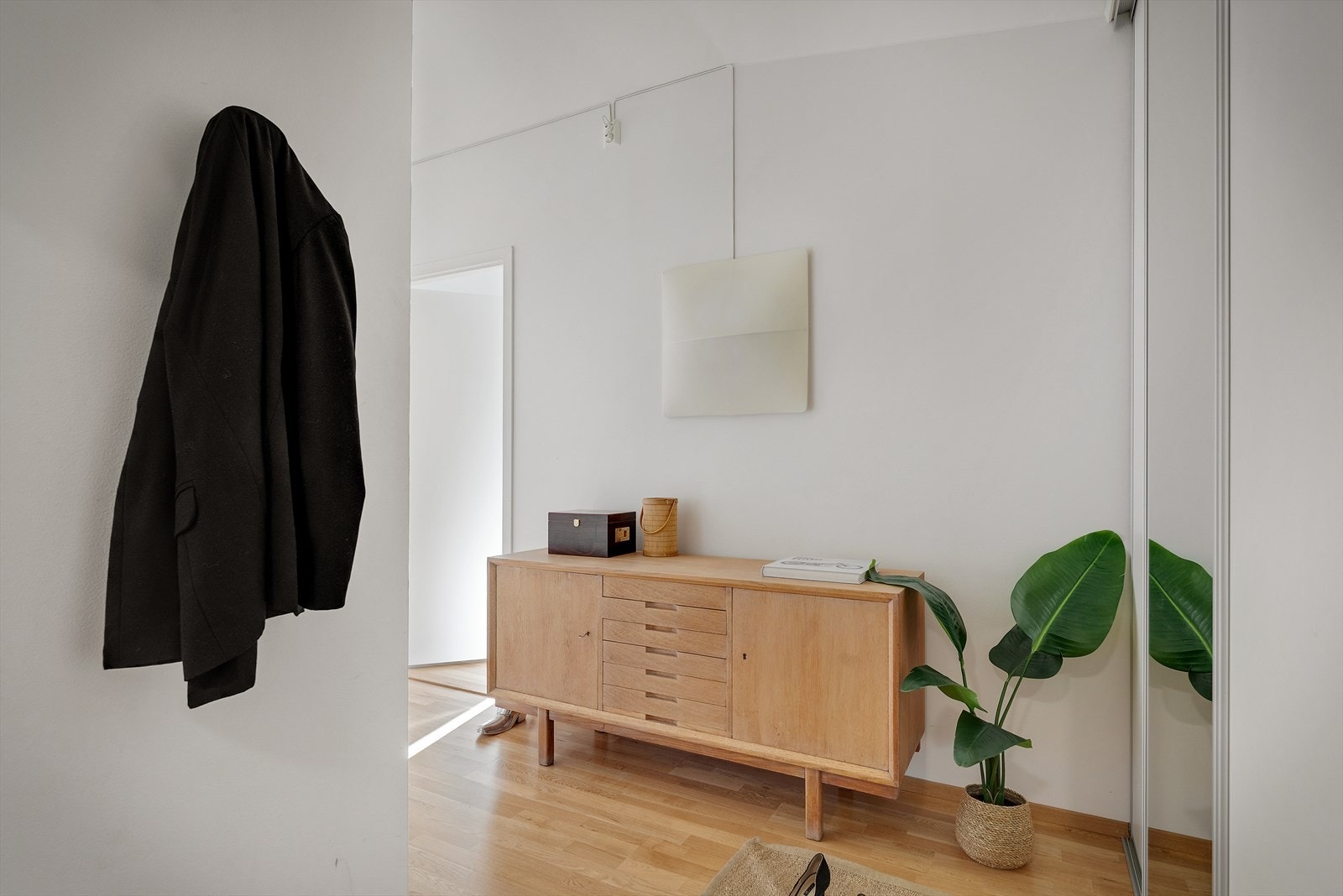 Velkommen inn! Det første som møter deg er en stor skyvedørsgarderobe for god plass til ytterbekldning. Galleribilde