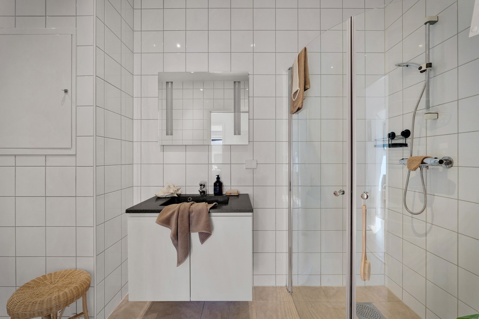 Flott baderomsinnredning fra Designa med heldekkende vask og speil med integrert belysning. Galleribilde