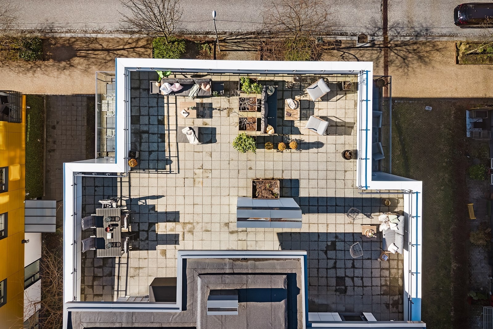 I samme etasje som leiligheten finner man en nydelig, felles takterrasse, Galleribilde