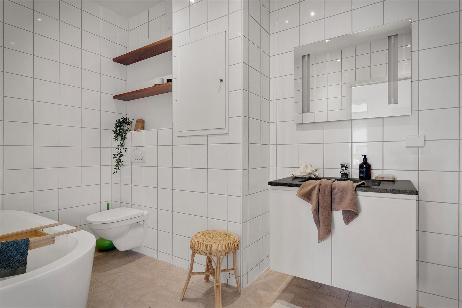 Badet har praktiske og pene plassbygde hyller Galleribilde