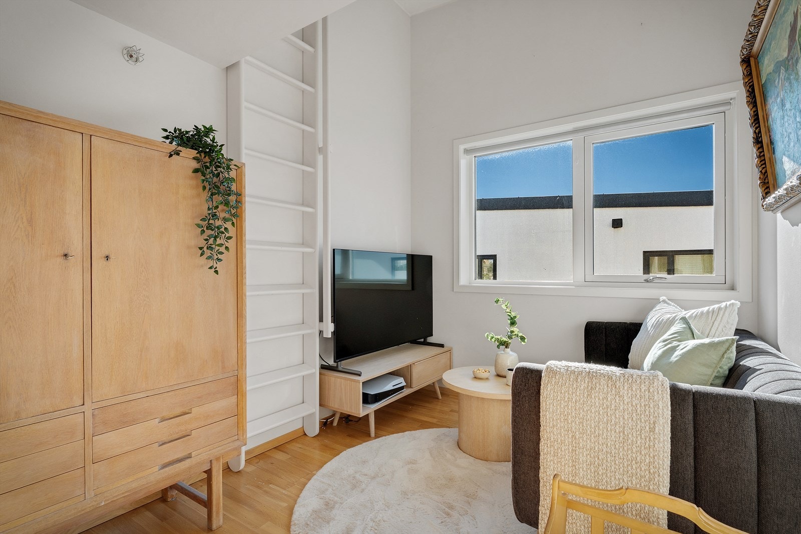 Soverom 2 er smart innredet som TV-stue/ Sovesofa samt Mesanin med dobbeltseng. Galleribilde