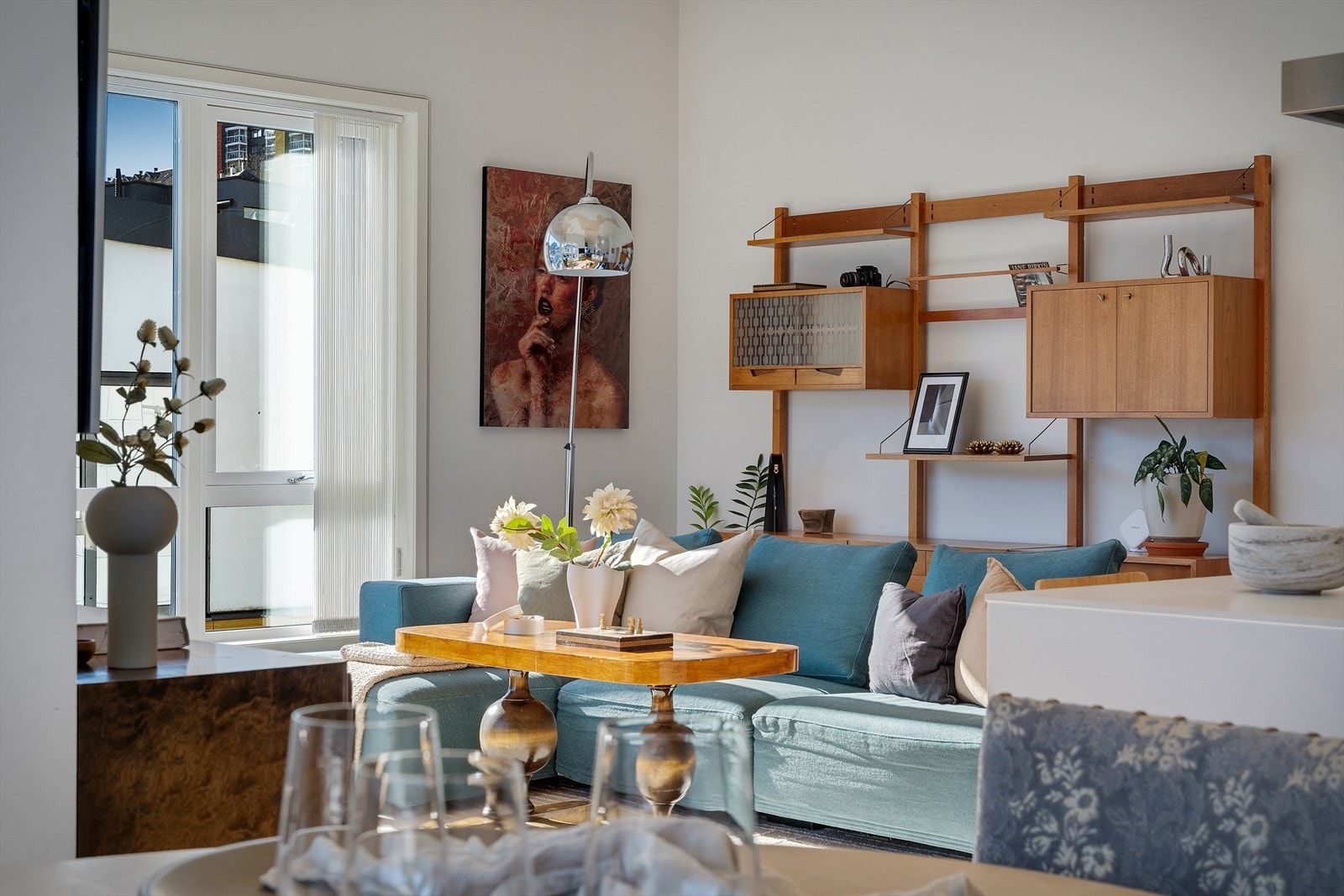 Stuen har god plass til flere sittegrupper i ulike soner, alt etter ønske og behov. Galleribilde