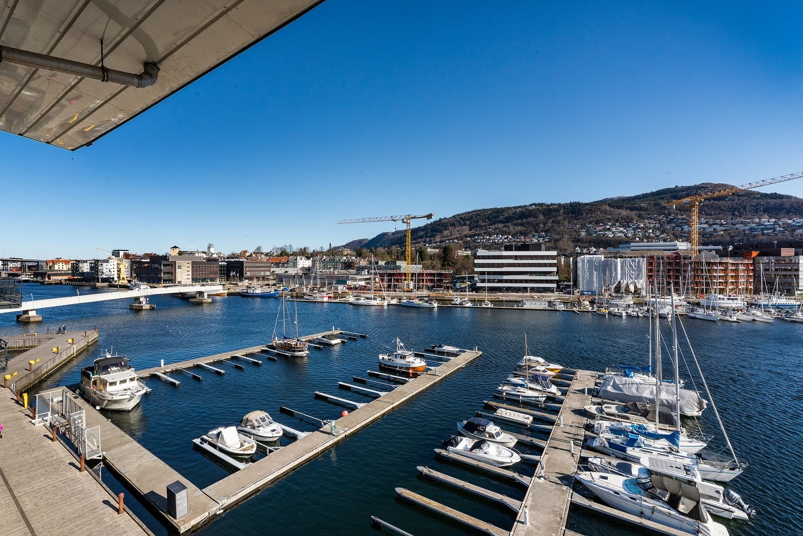 Utsikten er upåklagelig, med yrende liv på sjøen, Småpudden som er nydelig opplyst om kvelden og Marineholmen som er under utvikling. Herfra kan du se rett ned på båten din. Galleribilde