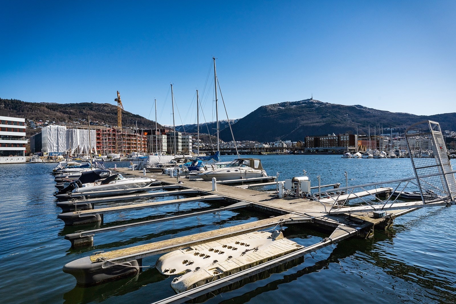 Er man glad i båtlivet er det Marina like utenfor stuevinduet, hvor man har muligheter for å kjøpe båtplass. Galleribilde