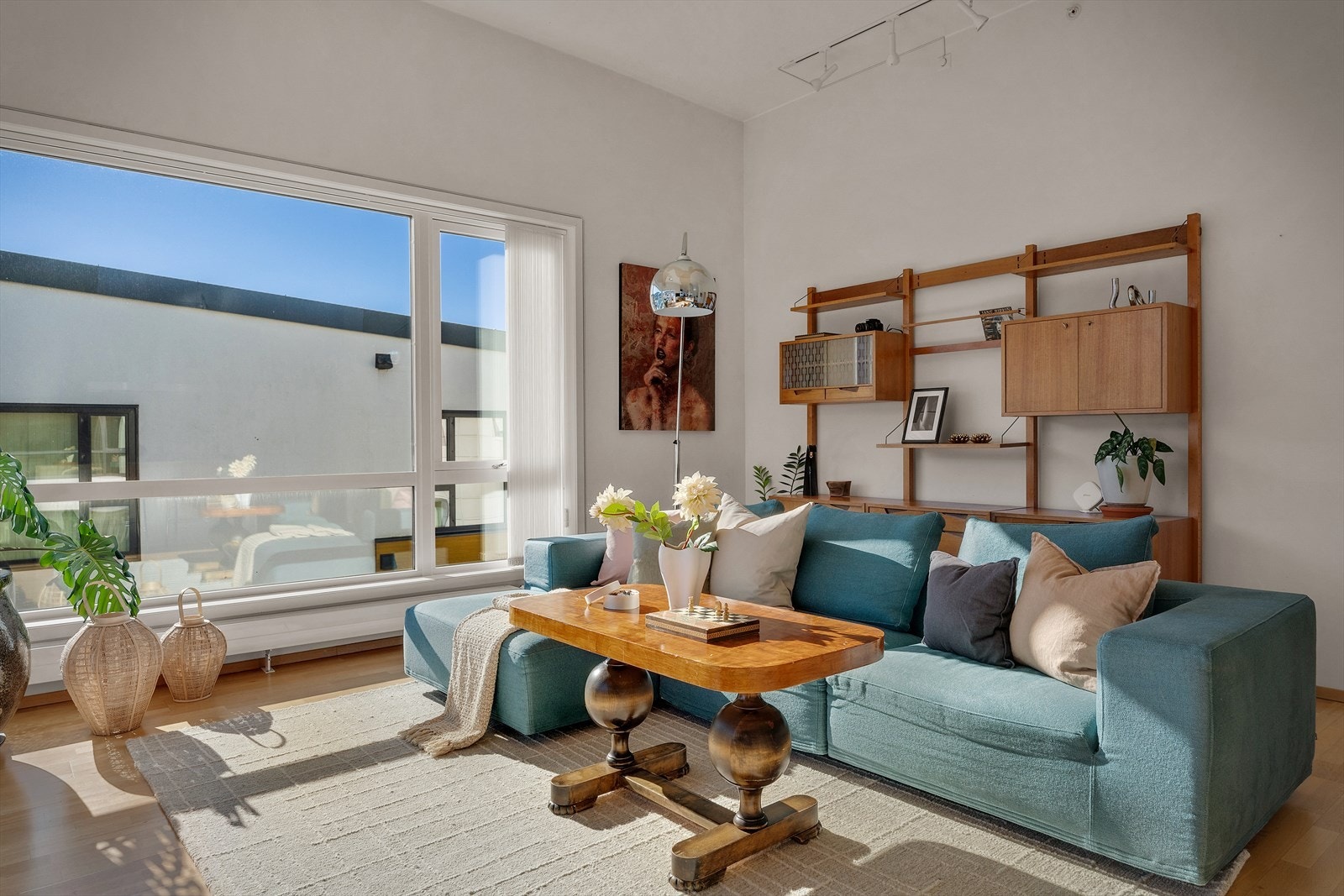 Under vinduet er det fjernvarme med radiatorer for effektiv oppvarming av leiligheten. Galleribilde