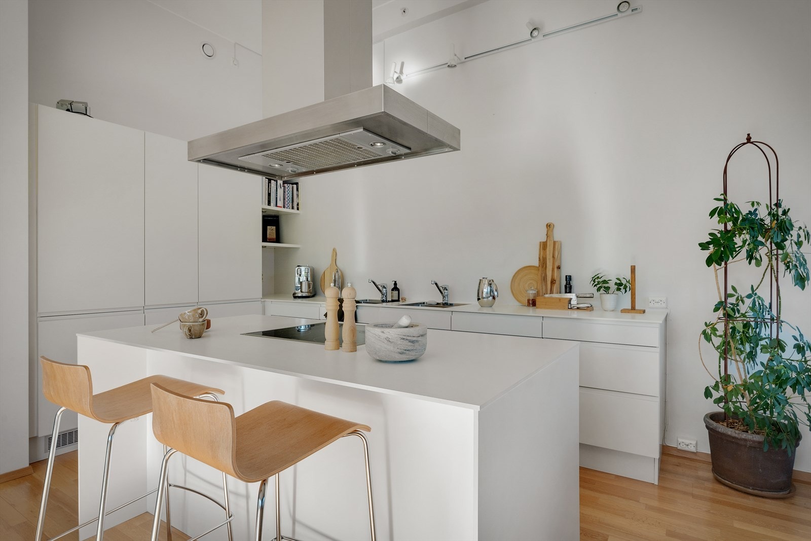 Kjøkkenet er fra anerkjente Designa Kjøkken, kjent for god kvalitet og stilrent design. I tilegg har kjøkkenet spesial designet avtrekksvifte fra RørosHetta. Galleribilde