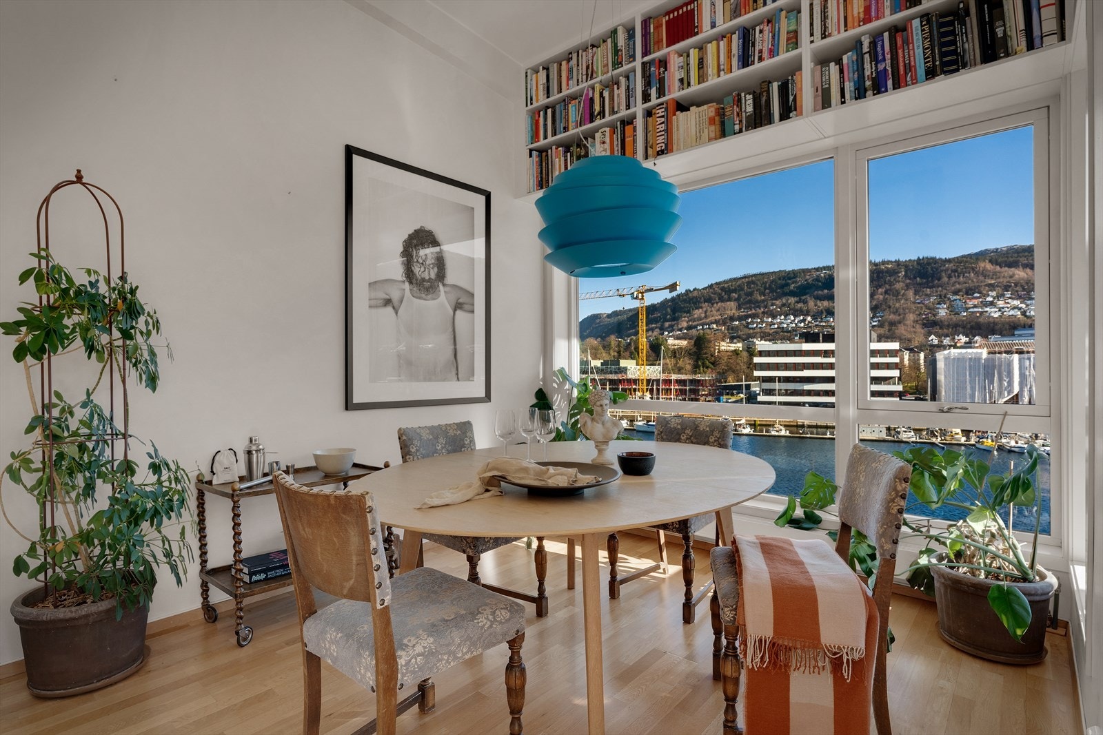 Spisestuen har en naturlig plassering i karnappen med den nydelige utsikten. Galleribilde