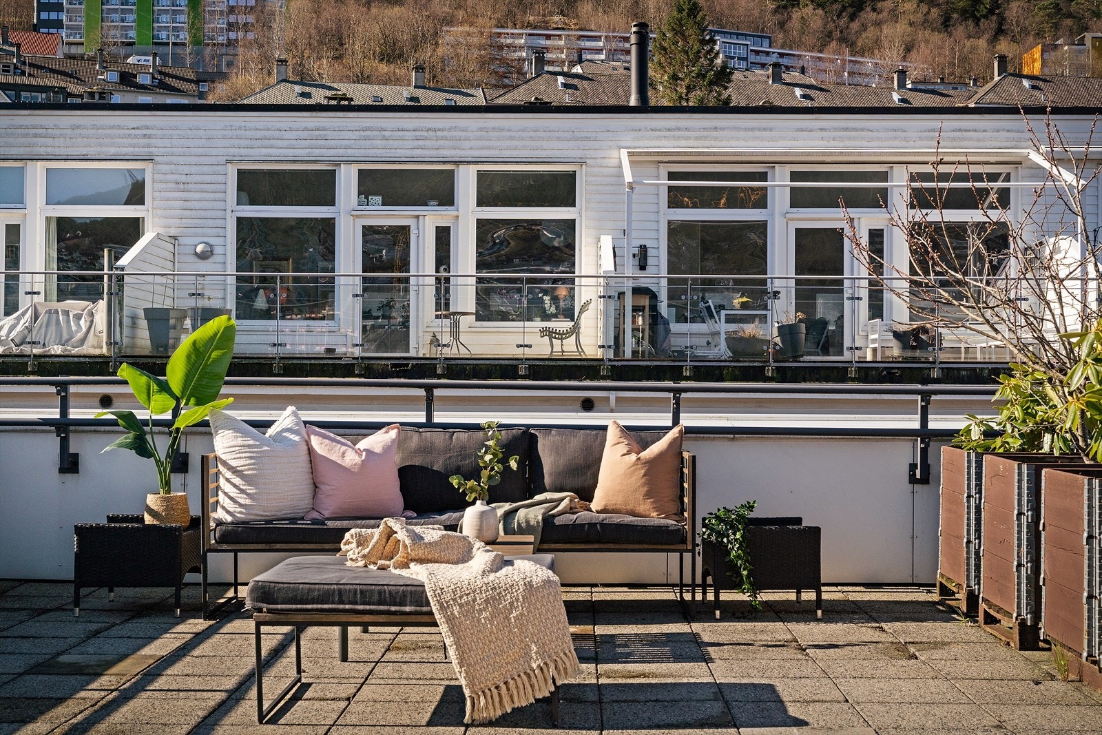 Terrassen har sol fra tidlig morgen til sent på kveld. Galleribilde
