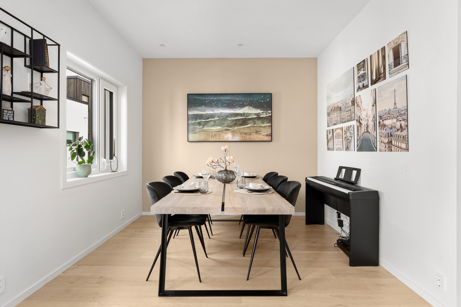 - Egen sone med god plass til spisebord | Her kan man invitere til mange gjester - Galleribilde