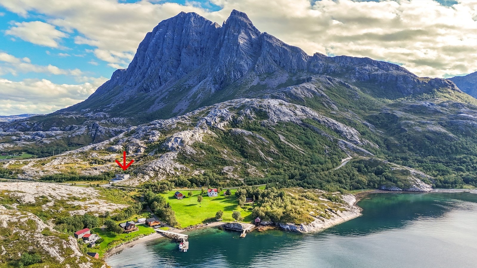 Fritidsboligen er plassert litt for seg selv, uten innsyn. Veien som går i dette området er privat, men fritidsboligen har selvsagt veirett. Galleribilde