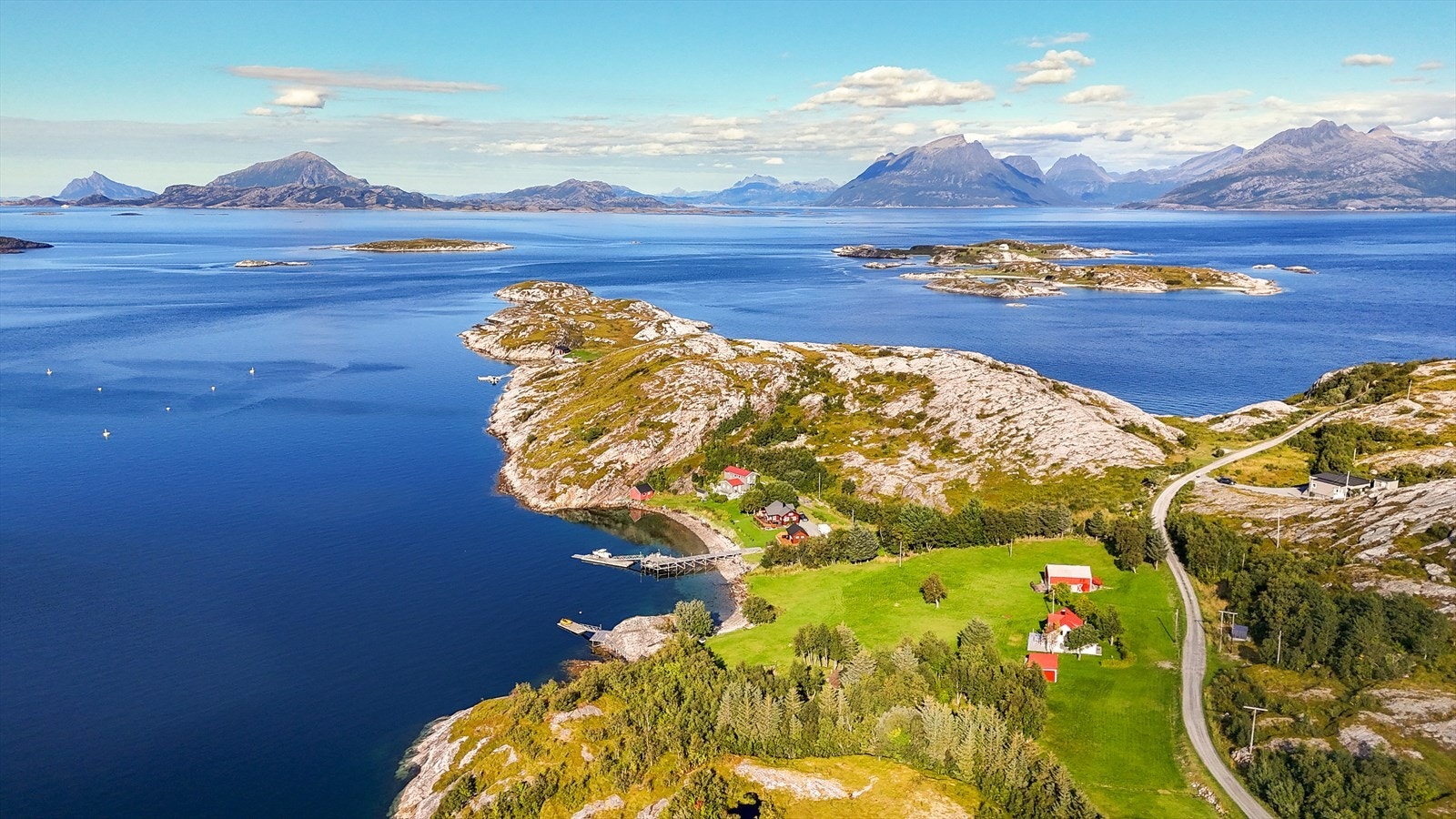 Hytten ligger godt skjermet fra storhavet med en rekke holmer og skjær. Området er således et eldorado for aktiviteter som fiske og kajakk, eller turer til de kritthvite sandstrendene langs øya. Galleribilde
