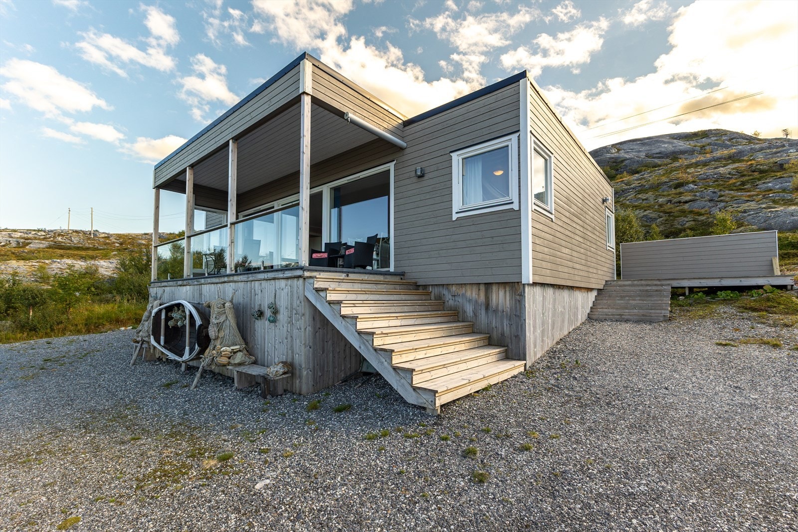Trapp fra/til den overbygde terrassen, samt trapp til/fra terrasse som er på sørsiden. Galleribilde